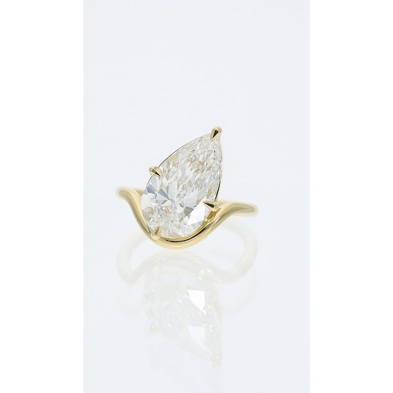 Off-Set Pear Cut Diamond Engagement Ring in 18ct Gold